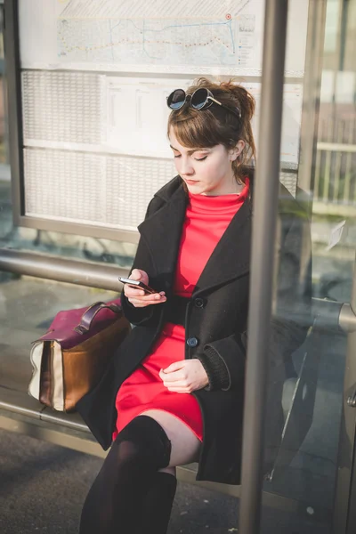 Hipster meisje wachten op bus — Stockfoto