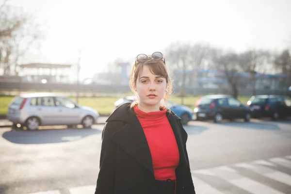 Unga hipster flicka i staden — Stockfoto