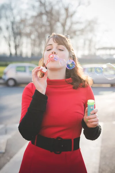 Hipster mujer soplando burbujas —  Fotos de Stock