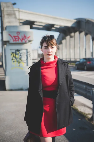 Joven chica hipster en la ciudad — Foto de Stock