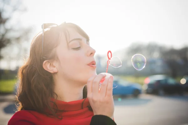 Femme hipster soufflant des bulles — Photo