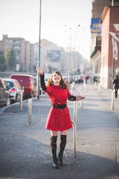 Jonge hipster meisje in stad — Stockfoto