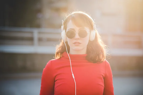 流行に敏感な女の子は、音楽を聴く — ストック写真