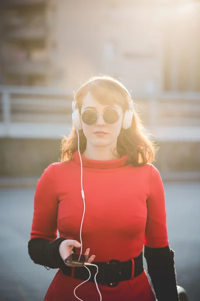 Hipster-Mädchen hört Musik — Stockfoto