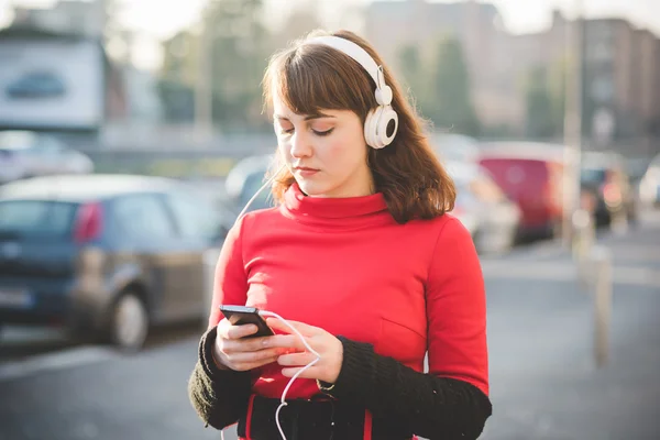 Хипстерская девушка слушает музыку — стоковое фото