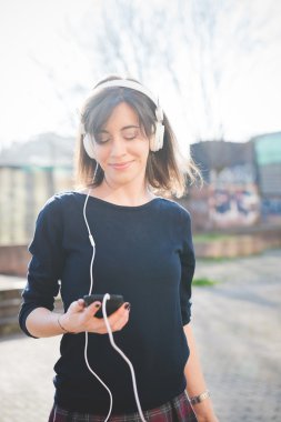 güzel kadın müzik dinleme