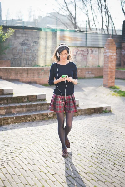 Mooie vrouw luisteren muziek — Stockfoto