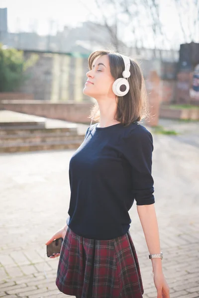 Jolie femme écoutant de la musique — Photo