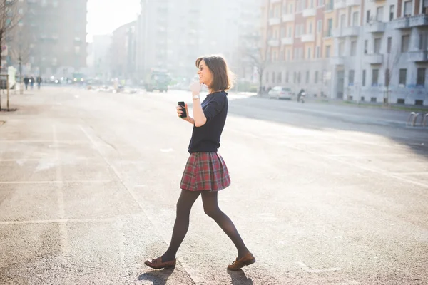 Jonge mooie vrouw in de stad — Stockfoto