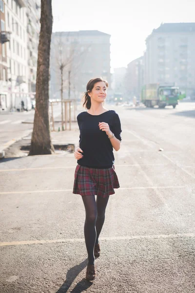 Joven mujer bonita en la ciudad — Foto de Stock