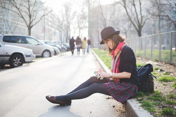 Jolie femme avec smartphone — Photo