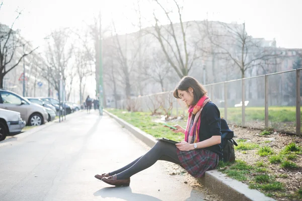 Mooie vrouw met behulp van Tablet PC — Stockfoto