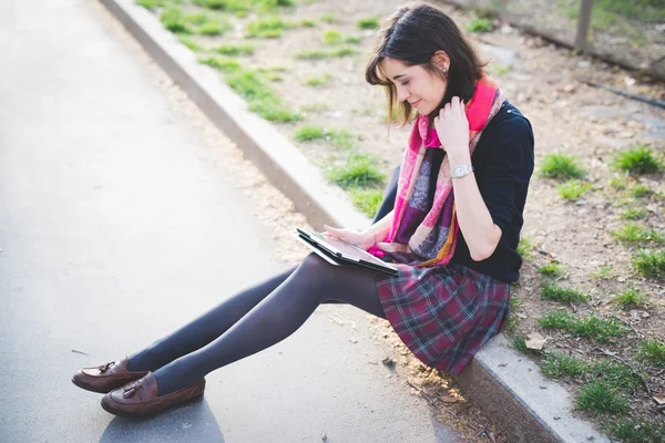 Mooie vrouw met behulp van Tablet PC — Stockfoto