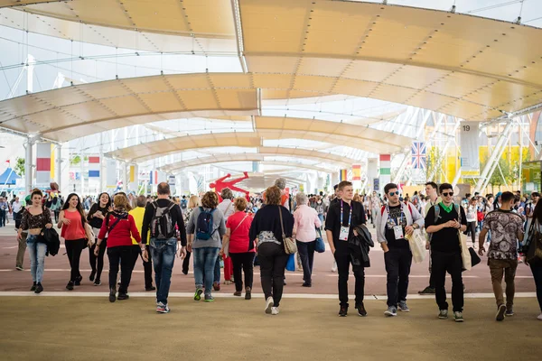 Gente en exposición universal 2015 — Foto de Stock