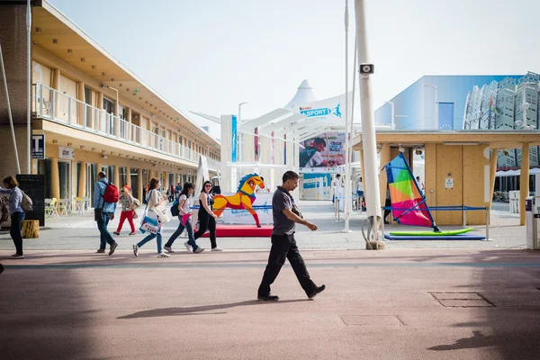 Gente en exposición universal 2015 — Foto de Stock