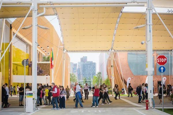 Gente en exposición universal 2015 — Foto de Stock