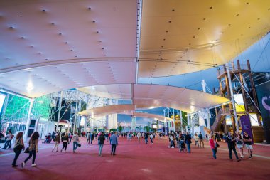 İnsanlar gece evrensel Fuarı Milan olarak ziyaret edin.