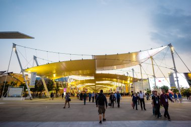 İnsanların evrensel Fuarı akşam saat olarak ziyaret edin.