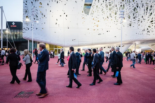 Les gens visitent exposition universelle à Milan — Photo
