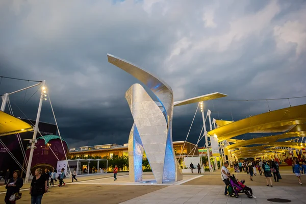 People visit universal exposition in evening time — Stock Photo, Image