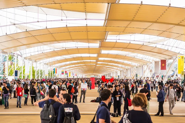 Les gens visitent exposition universelle à Milan — Photo