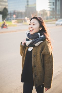 Genç, güzel Asyalı kadın.