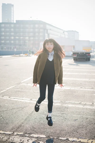 Hipster Azji kobieta w mieście — Zdjęcie stockowe