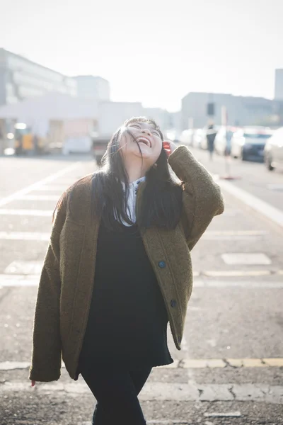 Asiatische hipster Frau in der Stadt — Stockfoto