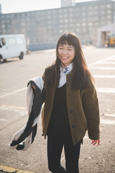 Aziatische hipster vrouw in stad — Stockfoto