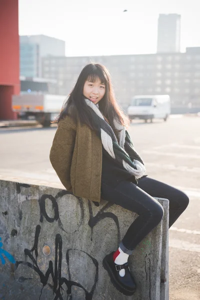 Şehirde Asya hipster kadın — Stok fotoğraf