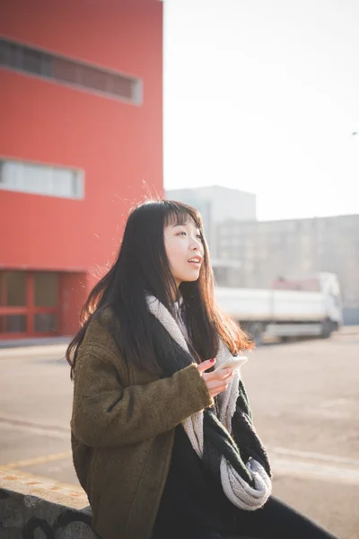 Asiatiska hipster kvinna med smartphone — Stockfoto