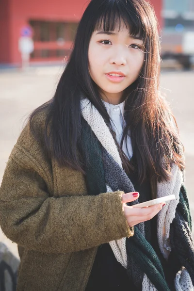 Aziatische hipster vrouw met smartphone — Stockfoto