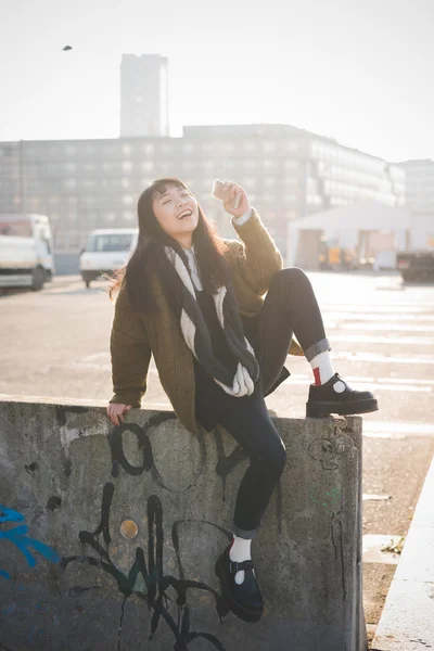 Feliz asiático hipster mujer en ciudad — Foto de Stock