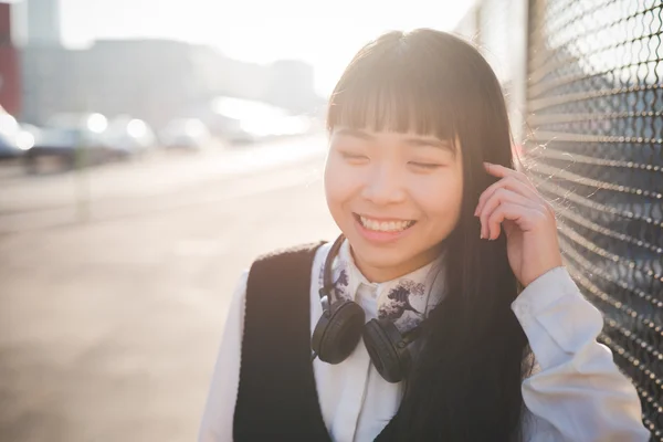 年轻的亚裔女子带耳机 — 图库照片