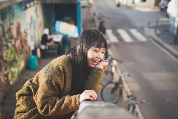 Şehirde genç Asyalı kadın — Stok fotoğraf
