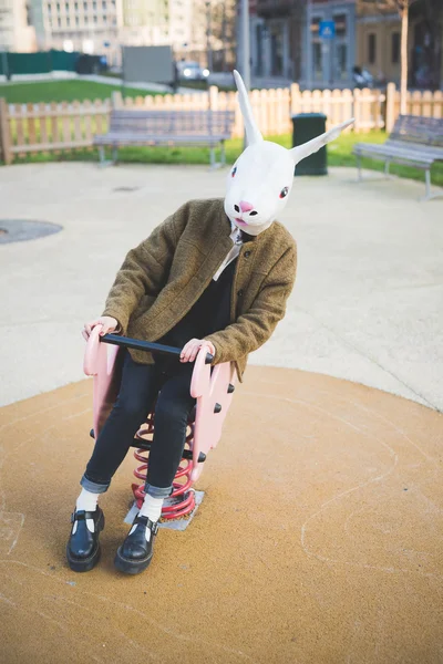 Jonge hipster vrouw in konijn masker — Stockfoto