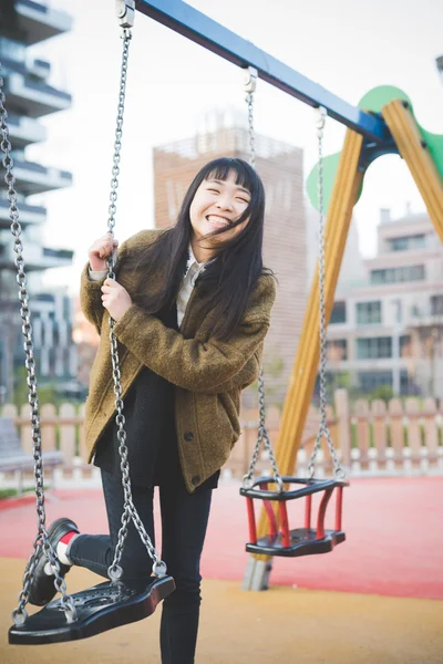 Jeune femme asiatique près de swing — Photo