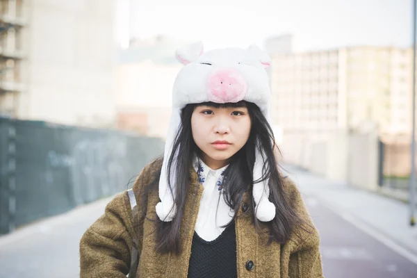 Asyalı kadın komik piggy şapkalı — Stok fotoğraf