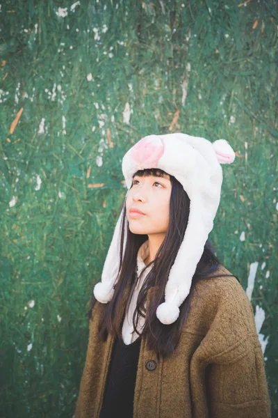 Asyalı kadın komik piggy şapkalı — Stok fotoğraf