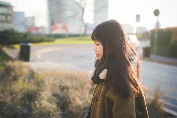 Junge schöne asiatische Frau — Stockfoto