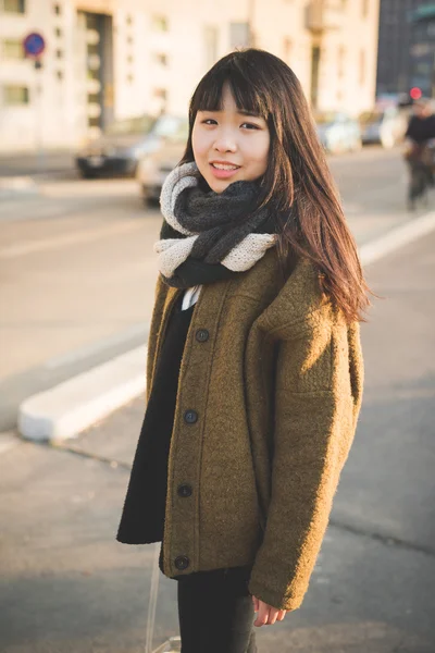 Asian woman crossing street — Stock Photo, Image