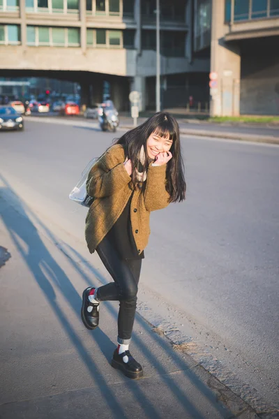 Jonge lachen Aziatische hipster vrouw — Stockfoto