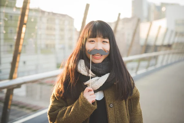 Frau in der Stadt mit Brille und Schnurrbart — Stockfoto