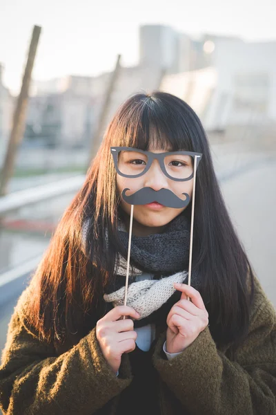 Frau in der Stadt mit Brille und Schnurrbart — Stockfoto