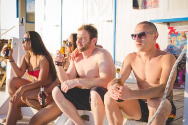 yaz plaj üzerinde genç arkadaşlar