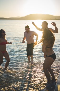 yaz plaj üzerinde genç arkadaşlar