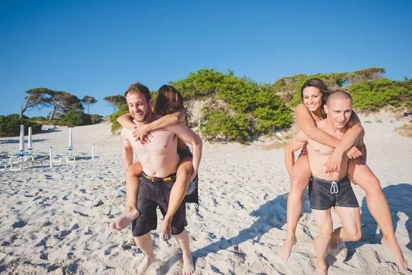 Young friends on summer beaach — Stock Photo, Image