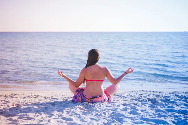 Mujer morena haciendo yoga —  Fotos de Stock