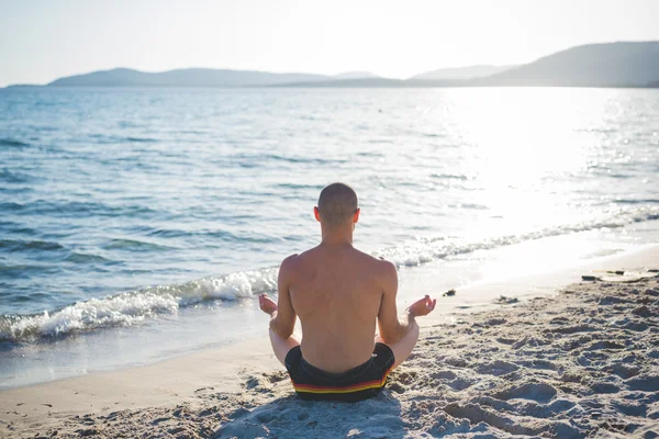 Uomo che fa yoga — Foto Stock