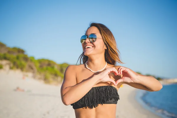 Brazylijskiej piękne kobiety na plaży — Zdjęcie stockowe